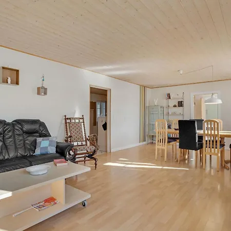 4 Bedroom Pet Friendly In *